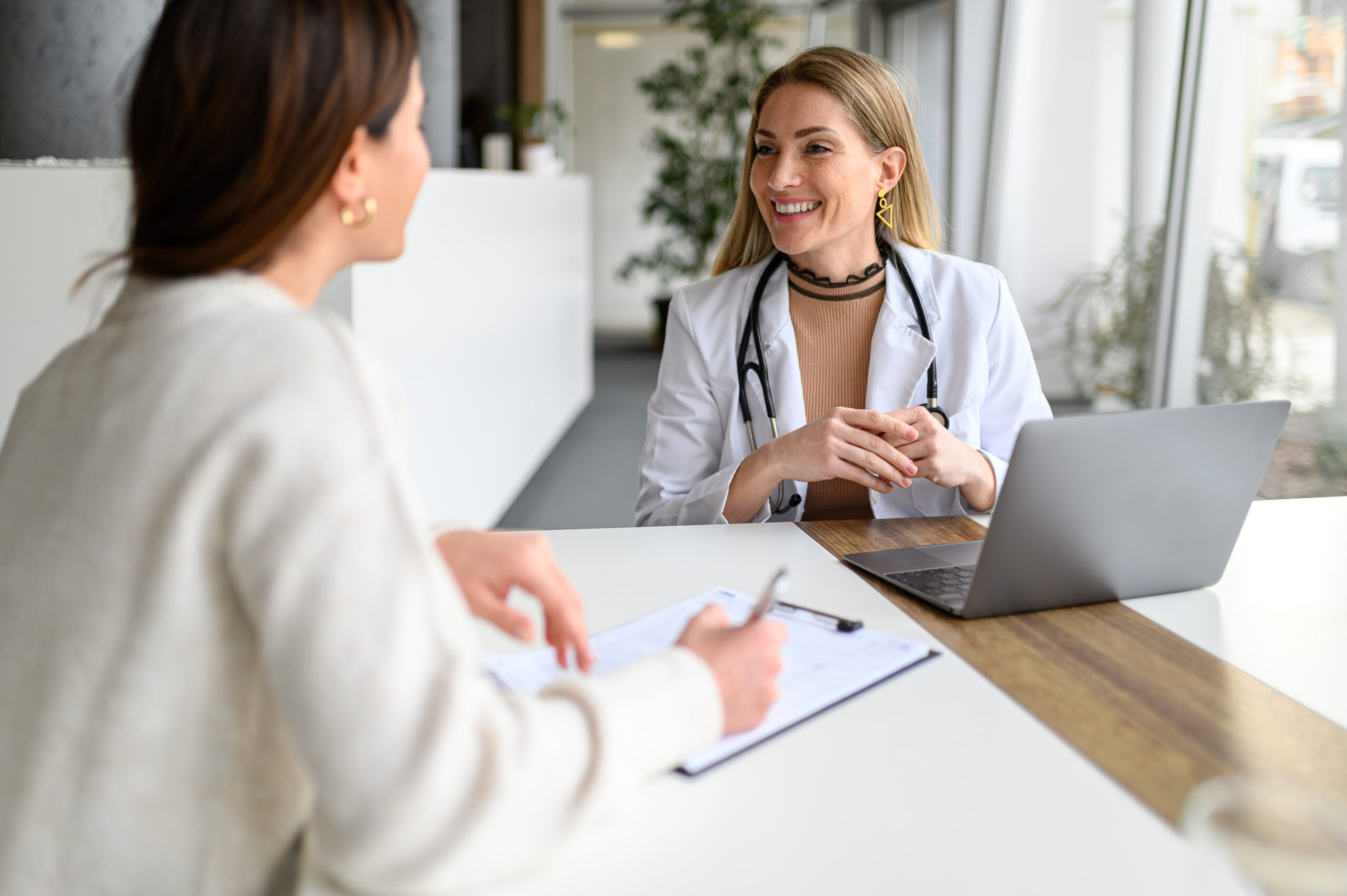 Kobieta rozmawiająca z panią doktor