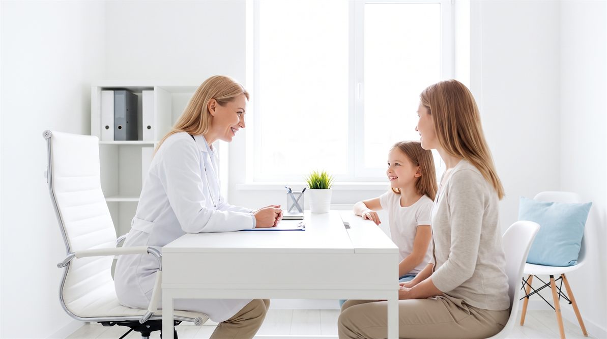 Konsultacja reumatologiczna dziecka z mamą w gabinecie lekarskim